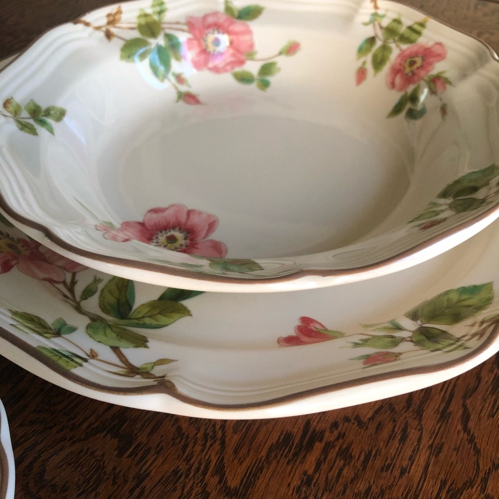 Estate. Mikasa Heritage Pink and White Dinnerware Floral Design - Picture 7 of 14